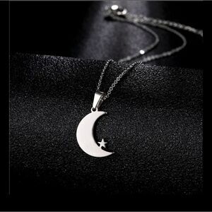 NWOT Silver Moon Pendant Necklace